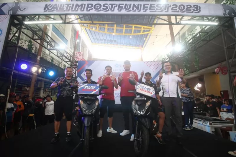 Iwan Efendi dan Suroso jadi peserta yang beruntung membawa pulang grand prize alias hadiah utama berupa sepeda motor Honda Beat pada Kaltim Post Fun Fest 2023 yang dihelat di Balikpapan Ocean Square (BOS) Mall, Minggu (29/1).  (Foto : Anggi Pradhita)