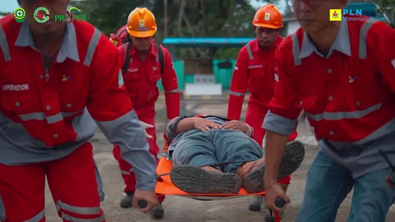 EVAKUASI: Tim Tanggap Darurat PLN NP UPDK Balikpapan melakukan evakuasi terhadap pegawai yang terluka sebagai bentuk simulasi tanggap darurat mengoptimalkan pengamanan pembangkit sekaligus memperingati Bulan K3.