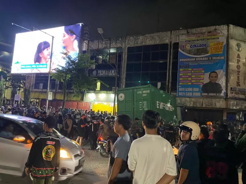Insiden kecelakaan di turunan Muara Rapak kembali terulang. Kali ini seorang warga jadi korban, kuat diduga penyebabnya adalah rem blong.