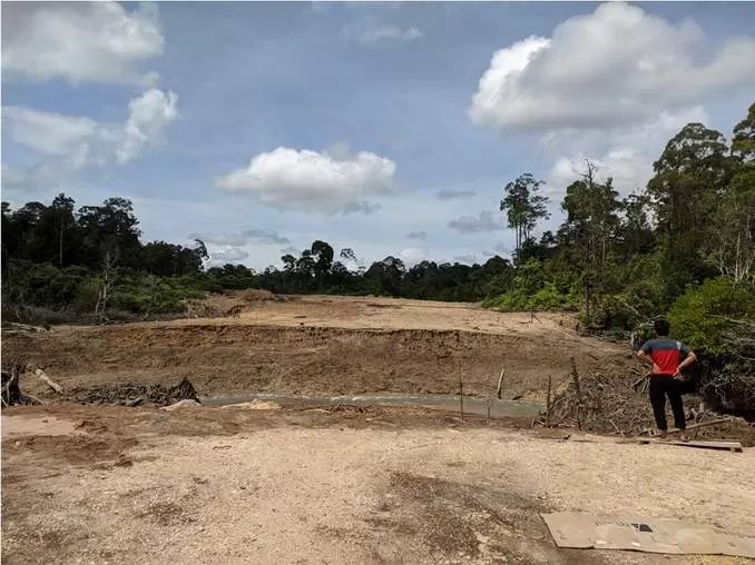 BELUM ADA TINDAK LANJUT: Lokasi jalan untuk pembangunan Jembatan Bulan yang saat ini belum bisa dilanjutkan karena terbentur anggaran.
