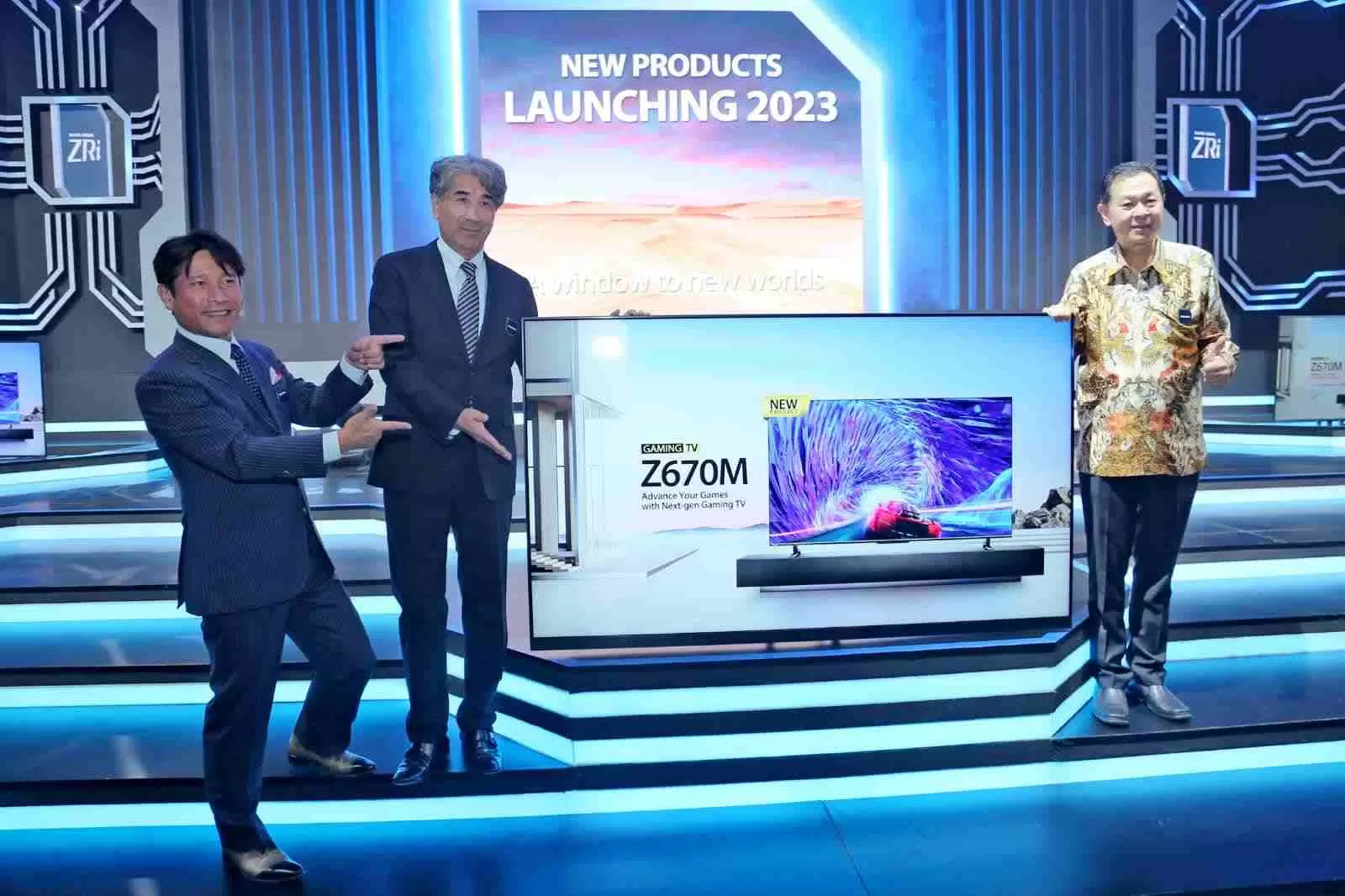 Dari kiri, Mr. Tatsuhiro Nishioka Brand Manager of Toshiba TV Global, Mr. Ishibashi Executive Vice Presiden & CTO, TVS REGZA Corporation, Agus Subiantoro President Director of Toshiba TV Indonesia saat peluncuran seri terbaru Toshiba TV. (Foto : Istimewa)