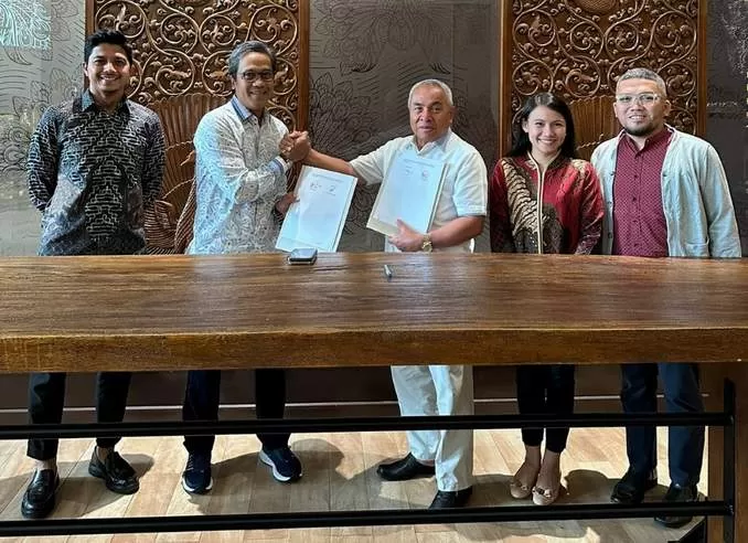 Gubernur Kaltim Isran Noor dan Direktur Utama Pertamina NRE Dannif Danusaputro pada penandatangan kesepakatan kerja sama pengembangan Proyek Ekonomi Hijau di Hotel Grand Sahid Jakarta, Sabtu (30/9). (Foto : Pertamina NRE untuk Prokal.co)