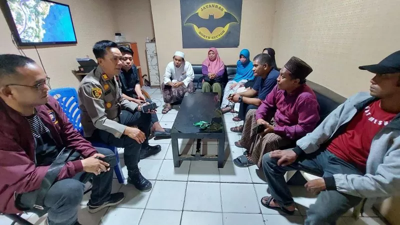 Proses mediasi antara keluarga korban dan keluarga pelaku perundungan di Mapolsek Balikpapan Utara, Ahad (1/10). (Foto : Erik Alfian/Prokal.co)