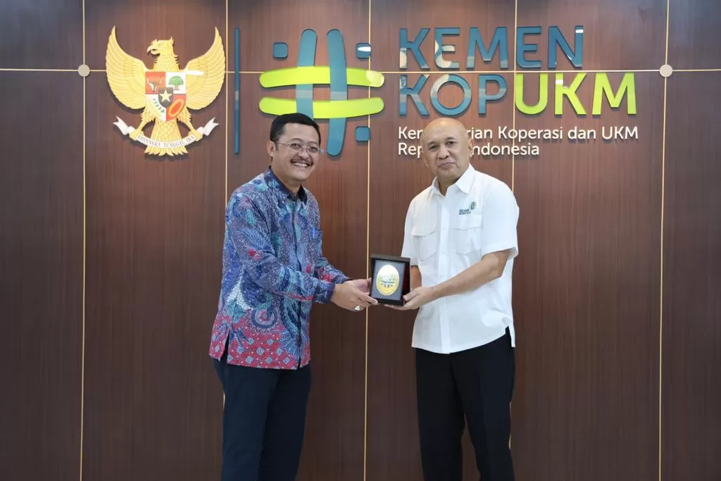 Ketua Komisi Pengawas Persaingan Usaha (KPPU) M Afif Hasbullah melakukan pertemuan dengan Menteri Koperasi dan UKM (MenkopUKM) Teten Masduki, Kamis (5/10). (Foto : Humas KPPU)