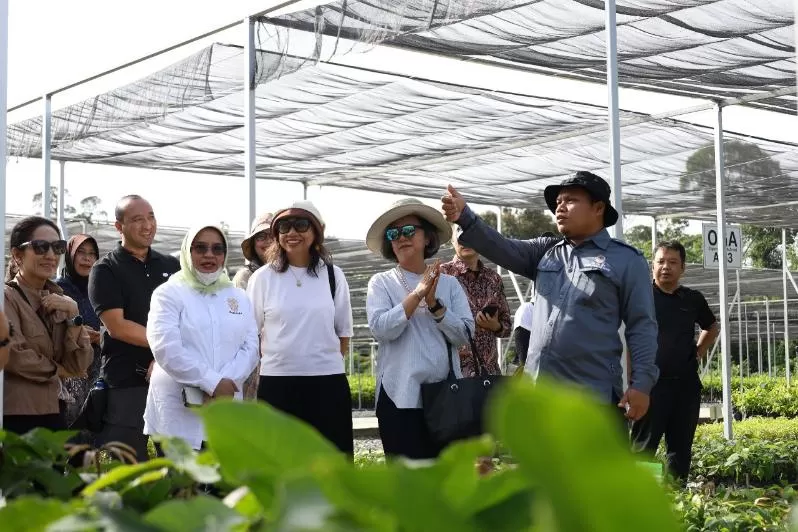 Rudianto (kanan) saat mendampingi delegasi UNESCAP (United Nations Economic and Social Commission for Asia and the Pacific), Asian Development Bank, United Cities of Local Goverment (UCLG) dan tim penulis Voluntary Local Review OIKN di Persemain Mentawir, Senin (17/12). (Foto : Humas Otorita IKN)