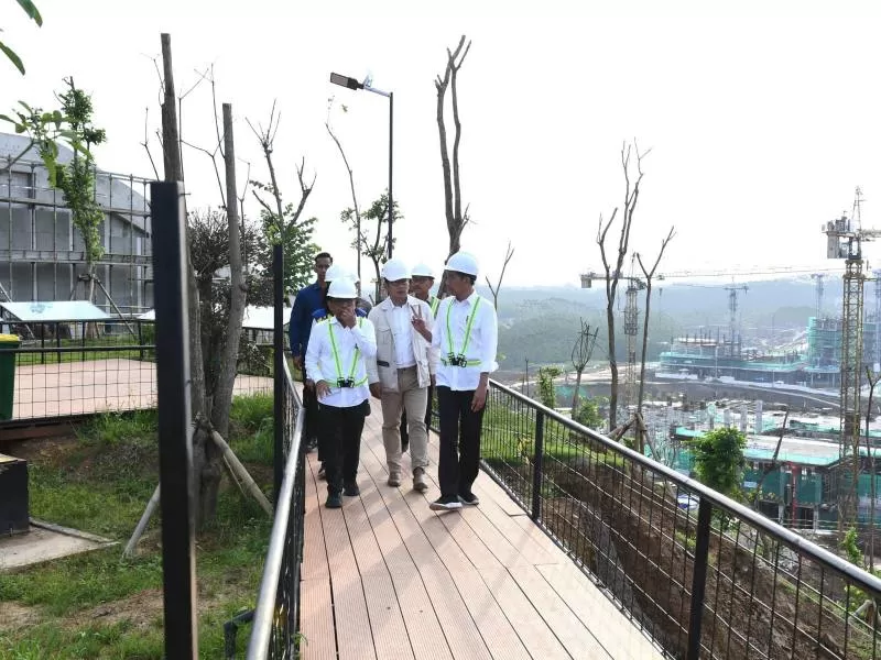 Presiden Jokowi meninjau progres pembangunan Istana dan Kantor Presiden di IKN, Kamis (21/12). (Foto : Biro Pers, Media, dan Informasi Sekretariat Presiden)