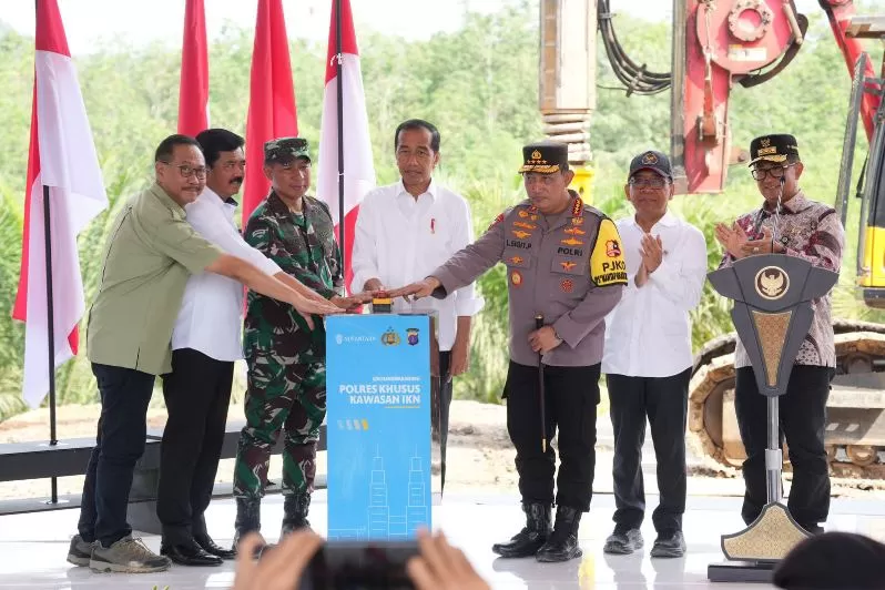 Presiden Jokowi melakukan ground breaking pembangunan Kantor Polres Khusus Nusantara, Kamis (21/12). (Foto : Humas OIKN)