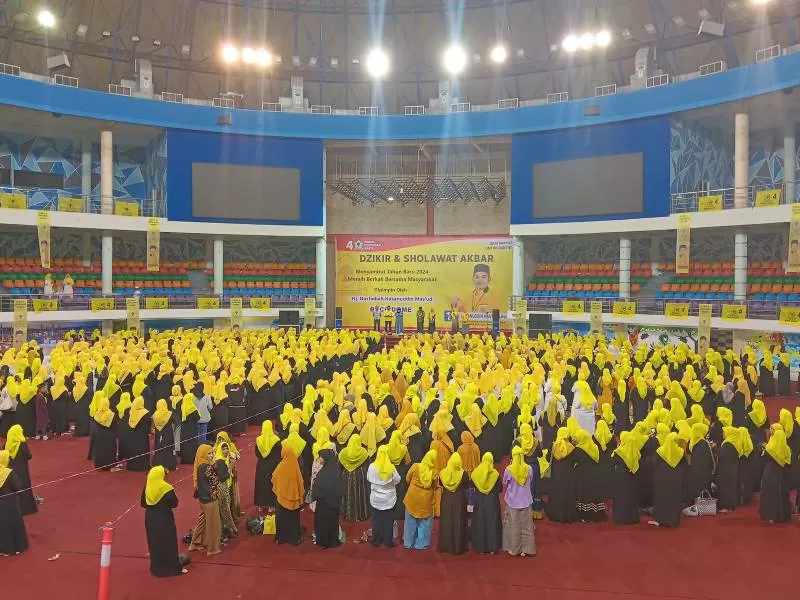 Ribuan emak-emak di Balikpapan mengikuti zikir dan salawat akbar menyambut Tahun Baru 2023 yang dipimpin Nurfadiah Hasanuddin Mas’ud di Balikpapan Sport and Convention Center (BSCC) Dome, Balikpapan, Ahad (31/12) pagi.  (Foto : Erik Alfian/Prokal.co)