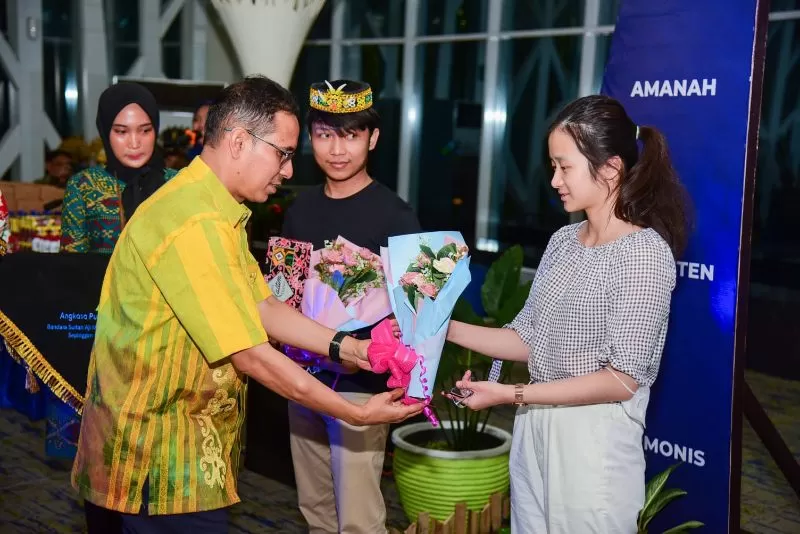 Salah satu penumpang yang mendapat apresiasi dari manajemen Bandara SAMS Sepinggan pada penerbangan terakhir di malam Tahun Baru.