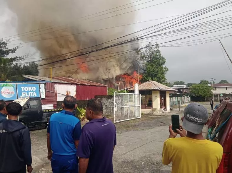 Asap mengepul dari kawasan permukiman di RT 24, Kelurahan Damai Bahagia, Balikpapan Selatan (Stalkuda), Selasa (2/1) pagi.  (Foto : Istimewa)