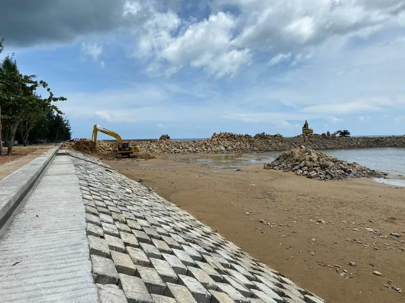 Pembangunan revetment di Pantai Manggar terus dikebut. Kontraktor pelaksana diberi perpanjangan waktu selama 30 hari untuk menuntaskan proyek senilai Rp 54 M ini. (Foto : Istimewa)