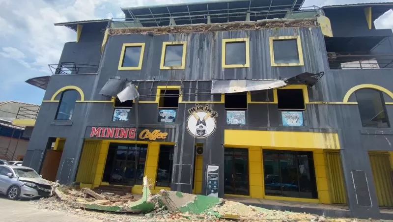 Dua mobil menjadi korban atap ruko yang mendadak rubuh di kawasan Ruko Bandar, Jalan Jenderal Sudirman, Balikpapan, Kamis (4/1) pagi. (Foto : Erik / Prokal.co)