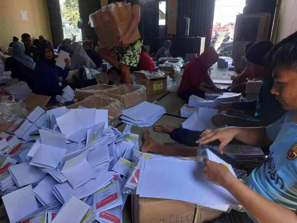 Terberdayakannya warga setempat oleh KPU Kukar untuk bertugas melakukan sortir dan lipat surat suara Pemilu (Elmo/Prokal.co)