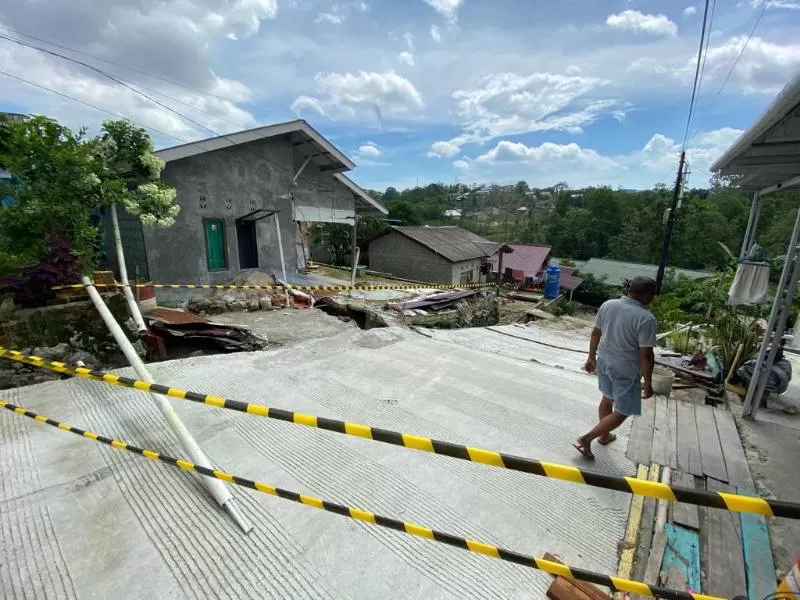 Kondisi rumah milik Maria (41), warga RT 37, Perumahan Polda, yang terdampak pergerakan tanah. (Foto : Erik Alfian / Prokal.co)