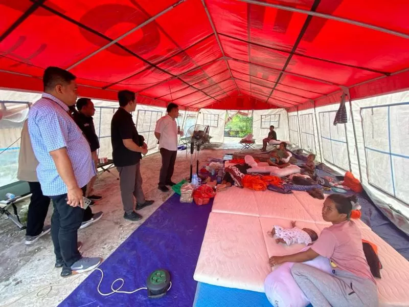 Kondisi tenda pengungsian warga korban pergerakan tanah di Perumahan Polda, Kilometer 7, Kelurahan Graha Indah, Balikpapan Utara. Sebanyak 5 KK menjadi prioritas untuk mendapatkan bantuan uang sewa rumah tinggal sementara. (Foto : Erik Alfian/Prokal.co)