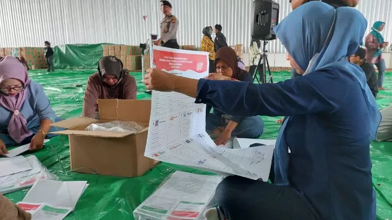 KPU Balikpapan melibatkan 150 orang untuk melipat 2,5 juta surat suara mulai Minggu (7/1). Ditargetkan proses ini tuntas dalam waktu 7-10 hari. (Foto : Erik Alfian/Prokal.co)