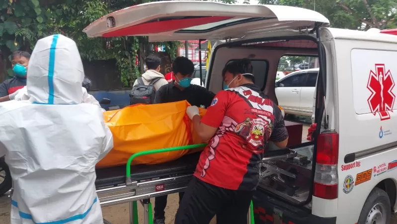 Evakuasi mayat Z yang ditemukan tewas di sebuah hotel akibat bunuh diri. (Elmo/Prokal.co)