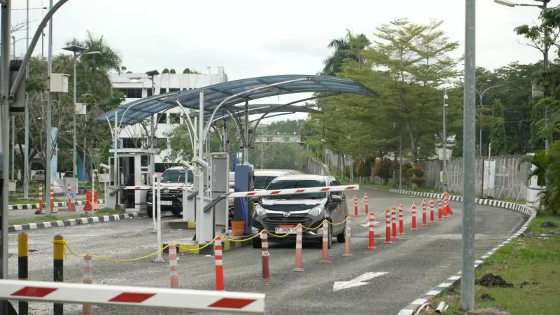 Kendaraan yang memasuki area bandara wajib melakukan tap-in menggunakan kartu pembayaran elektronik di pintu masuk dan tap-out di pintu keluar.