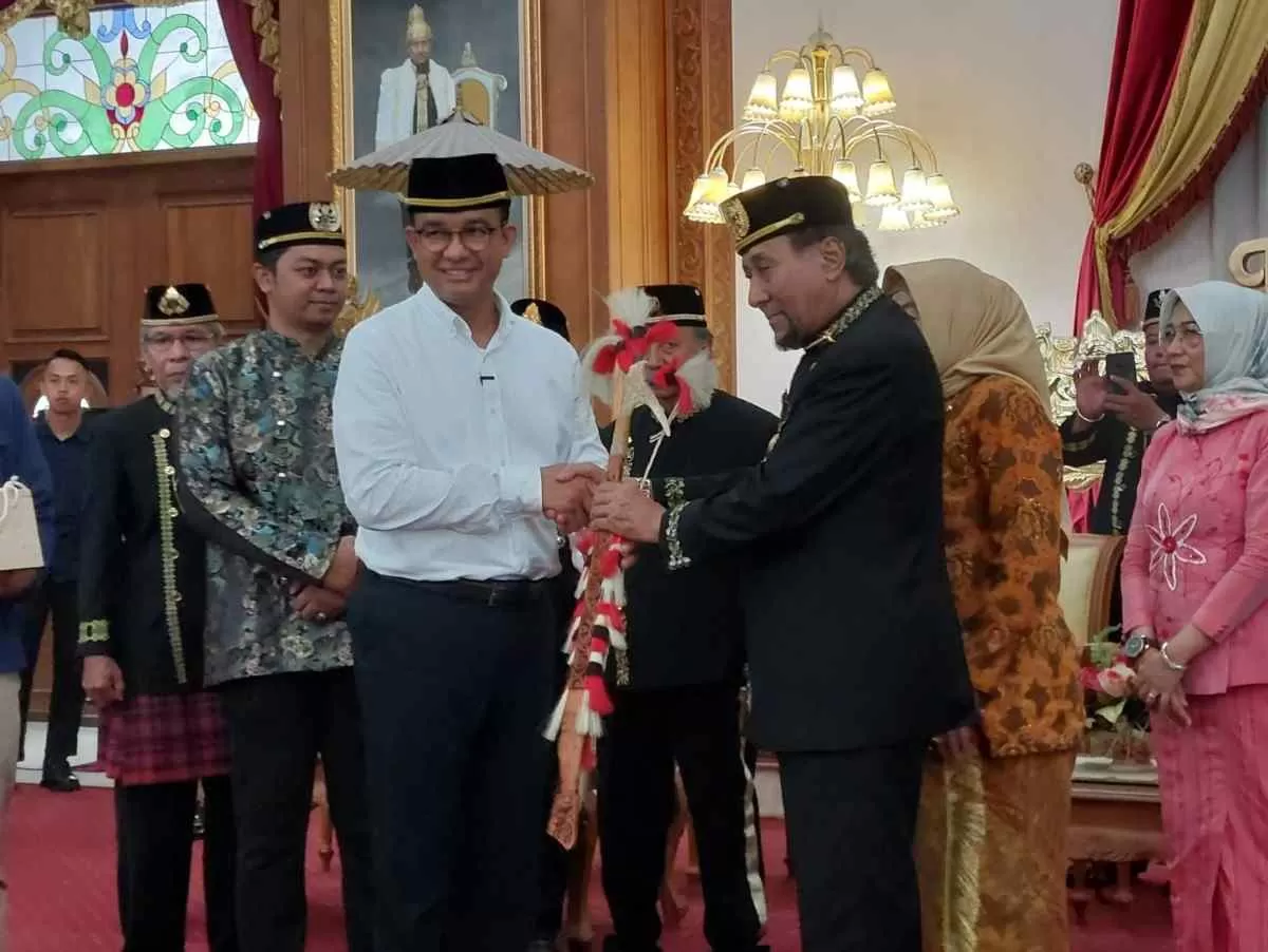 Capres nomor urut 1, Anies Baswedan menerima cinderamata dari Sultan Kutai Kartanegara Ing Martadipura Aji Muhammad Arifin (Elmo/Prokal.co)