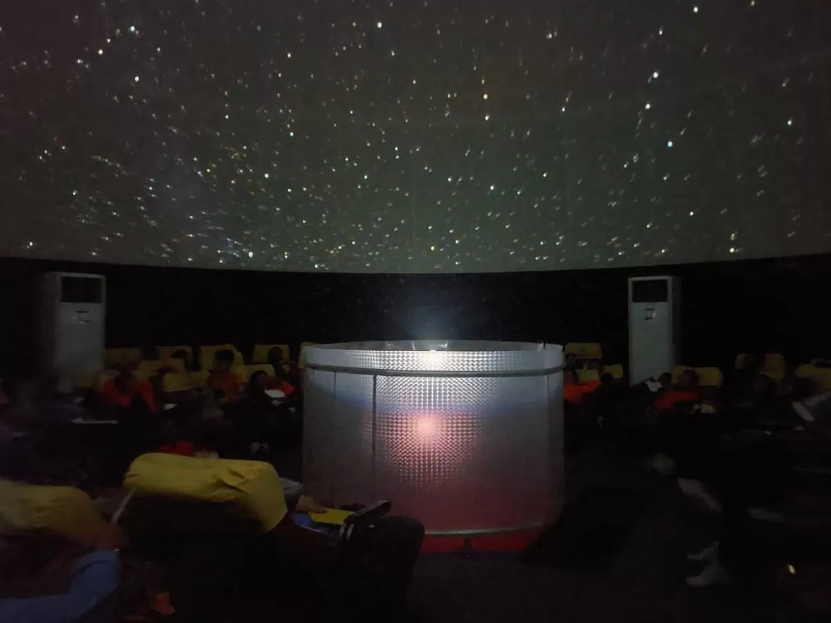 Antusias pengunjung saat mengikuti penayangan film di Planetarium Jagad Raya Tenggarong (Elmo/Prokal.co)