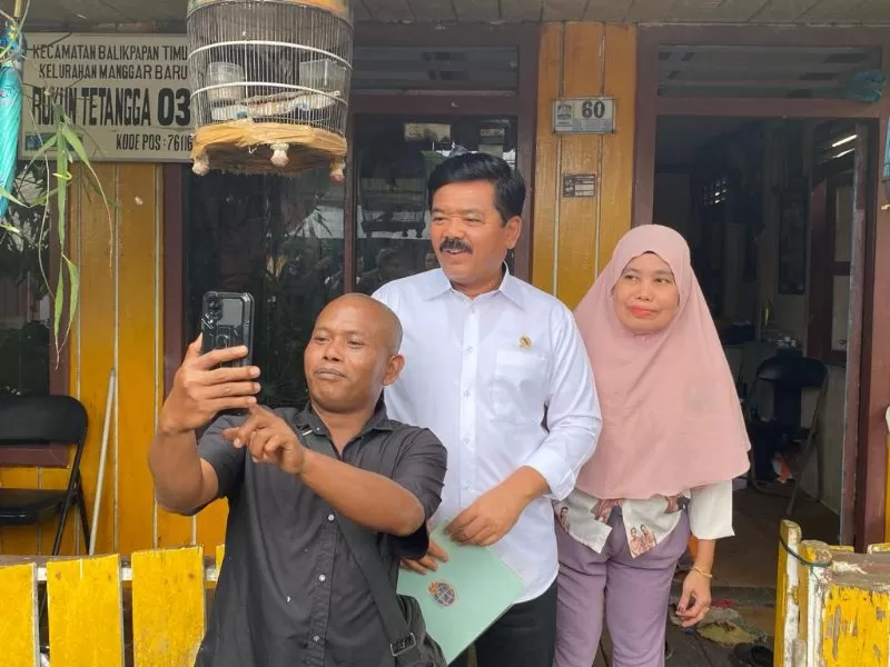 Menteri Agraria dan Tata Ruang/Kepala Badan Pertanahan Nasional (ATR/BPN), Hadi Tjahjanto menyerahkan 63 sertifikat tanah hasil program Pendaftaran Tanah Sistematis Lengkap (PTSL) secara door to door di tiga kelurahan Kota Balikpapan pada Selasa (16/1) siang. (Foto : Erik Alfian/Prokal.co)
