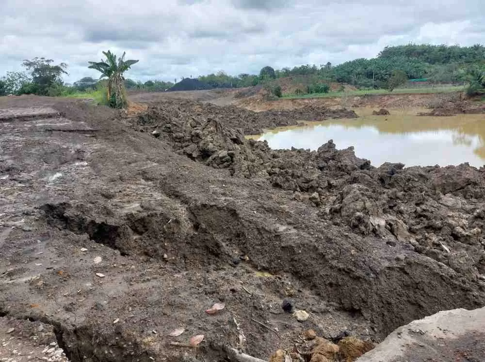Jalan penghubung RT 10 dan RT 13 Desa Rapak Lambur, Tenggarong yang amblas akibat aktivitas tambang yang diduga ilegal (Elmo/Prokal.co)