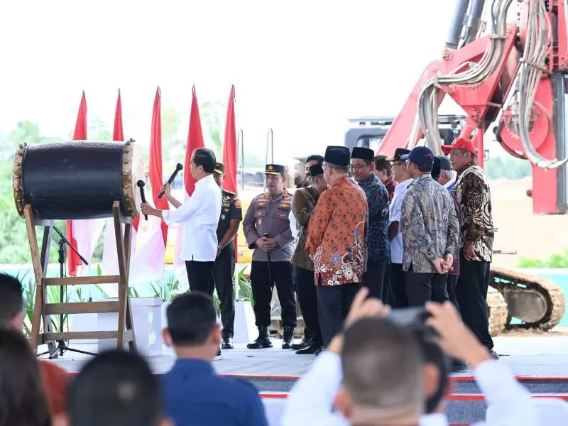 Presiden Joko Widodo melakukan peletakan batu pertama (groundbreaking) Masjid Negara di Ibu Kota Nusantara, Kabupaten Penajam Paser Utara, Provinsi Kalimantan Timur, pada Rabu, 17 Januari 2024. (Foto : BPMI Setpres)