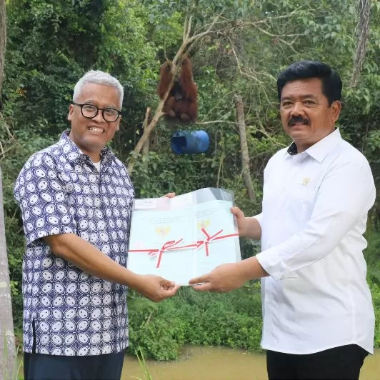 Menteri Agraria dan Tata Ruang/Kepala Badan Pertanahan Nasional (ATR/BPN), Hadi Tjahjanto (kemeja putih) menyerahkan 2 (dua) sertifikat Hak Pakai kepada Borneo Orangutan Survival Foundation (BOSF) yang diwakili Manager Regional BOSF Samboja Lestari Aldrianto Priadjati. (Foto : Kementerian ATR/BPN)
