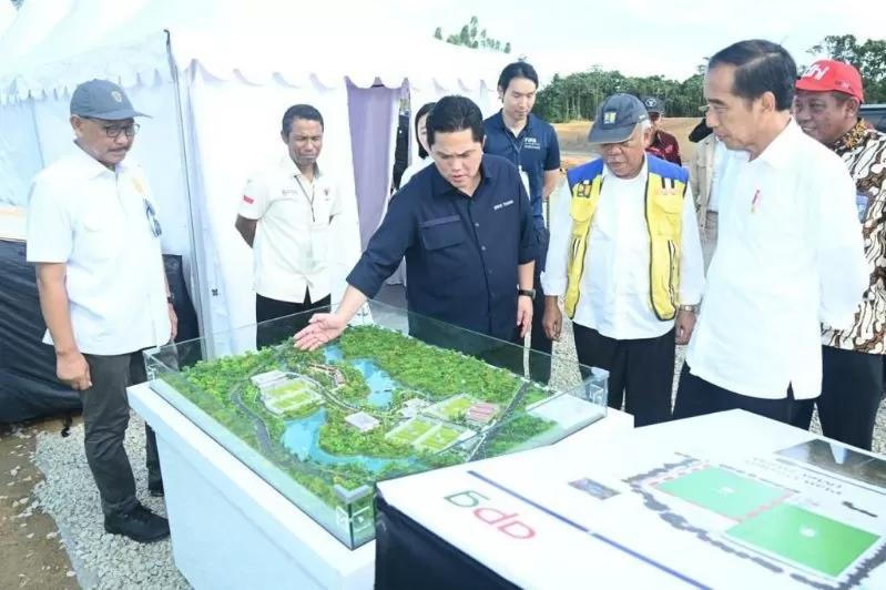 Presiden Jokowi meninjau proyek pembangunan training center PSSI di kawasan IKN, Rabu (17/1). (Foto : BPMI Setpres)