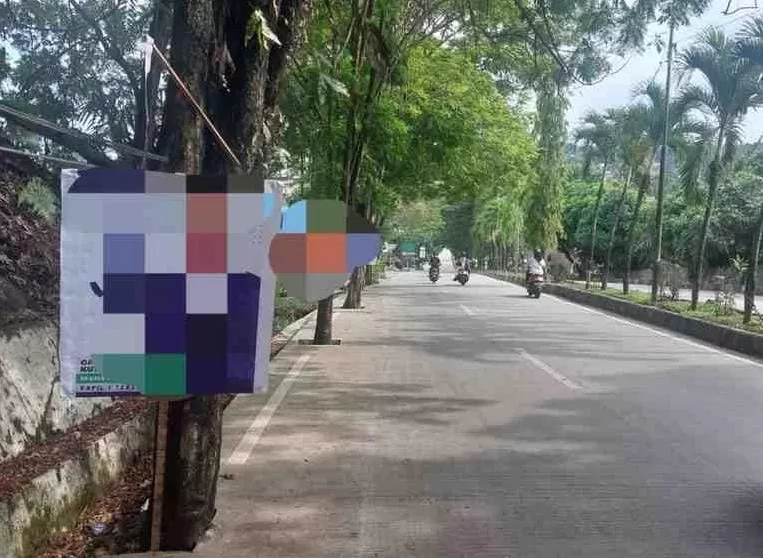 Alat peraga kampanye di Tenggarong yang melanggar (Elmo/Prokal.co)