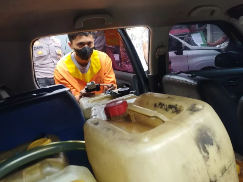 IR (28) warga Kelurahan Sumber Rejo, Balikpapan Tengah ini terancam penjara paling lama 6 tahun dan denda paling banyak Rp60 miliar karena mengetap BBM bersubsidi. (Foto : Istimewa)