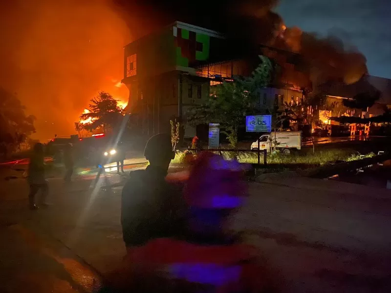 Kebakaran besar melanda gudang pengolah limbah milik PT BES di Kariangau, Balikpapan. Besarnya kobaran api membuat proses pemadaman berlangsung hingga 6 jam lebih. (Foto : Istimewa)
