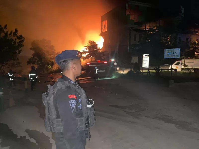 Kebakaran gudang pengolahan limbah B3 milik PT BES di Kariangau, Sabtu (20/1) malam. (Foto : Istimewa)