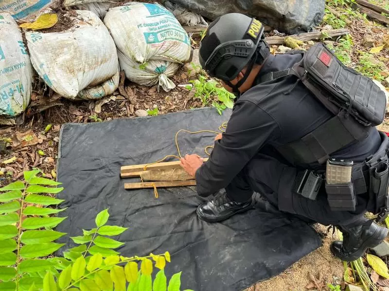 Tim Jibom Den Gegana Satuan Brimob Polda Kaltim Wilayah Hukum Polres Balikpapan mengevakuasi bahan peledak jenis mortir pada Sabtu (20/1).