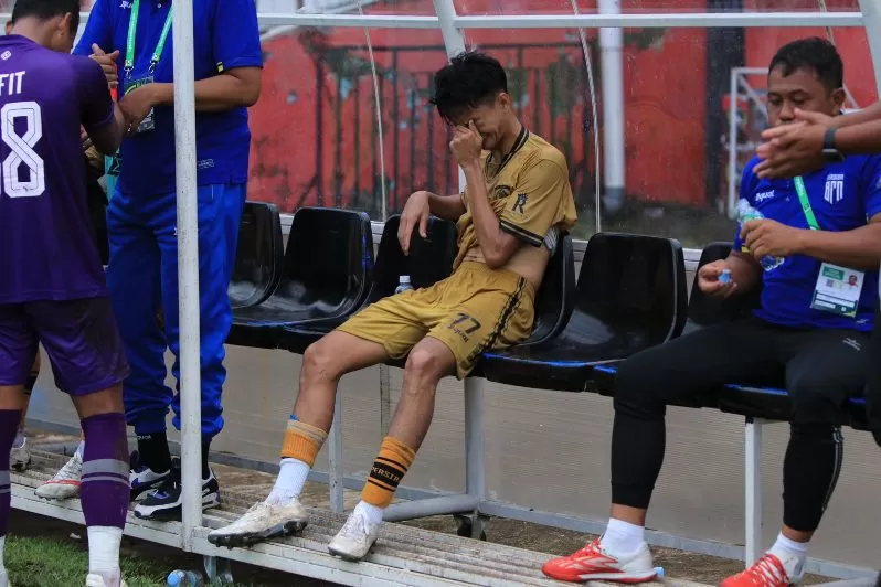 Pemain Persiba Sabda tak kuasa menahan tangis setelah laga melawan Sulut United di Stadion Klabat, Senin (22/1) sore. Persiba kalah 1-0 dan nyaris pasti terdegradasi ke Liga 3 musim depan. (Foto : Media Officer Persiba)