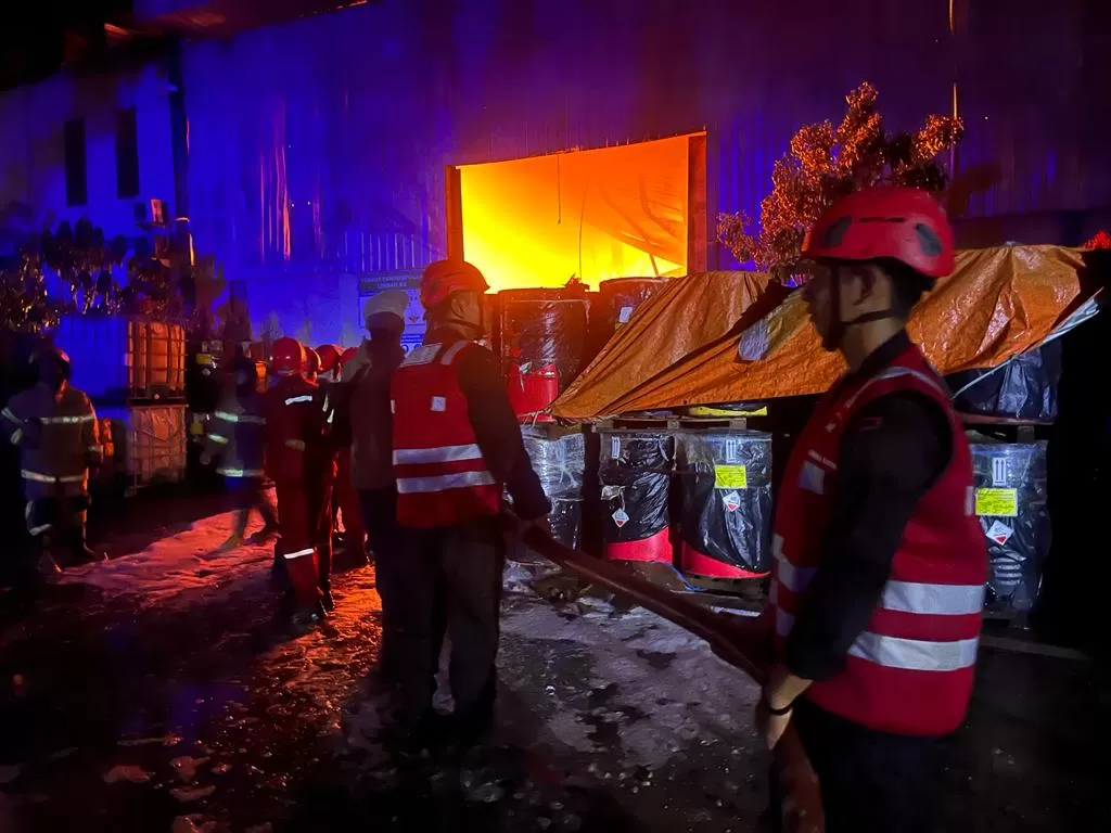 Kobaran api yang melahap gudang 1 milik PT BES di Kelurahan Kariangau, Sabtu (20/1) malam kemarin. Tidak ada korban jiwa dalam kejadian ini. Operasional perusahan juga tak terganggu. (Foto : Istimewa)