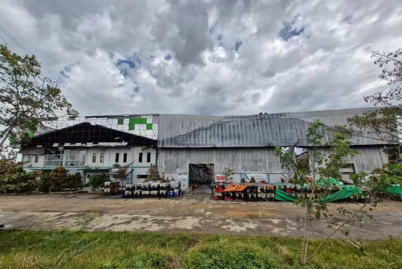 Kobaran api yang melahap gudang 1 milik PT BES di Kelurahan Kariangau, Sabtu (20/1) malam kemarin. Tidak ada korban jiwa dalam kejadian ini. Operasional perusahan juga tak terganggu. (Foto : Istimewa)