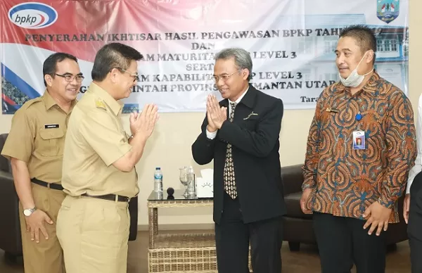 LEVEL 3: Gubernur Kaltara, Dr H Irianto Lambrie saat menerima penghargaan dari BPKP RI yang disampaikan oleh Kaper BPKP Kaltara R Bimo Gunung Abdulkadir, Senin (23/3) sore. Gubernur juga sempat memberikan arahan kepada jajaran Pemprov Kaltara dan BPKP Kaltara.