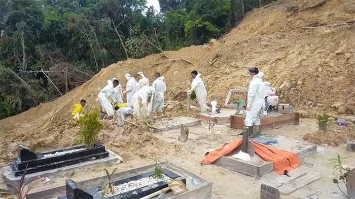 MULAI DIPINDAHKAN: Pemkot Tarakan menangani pemindahan makam yang terkena longsor beberapa hari lalu.
