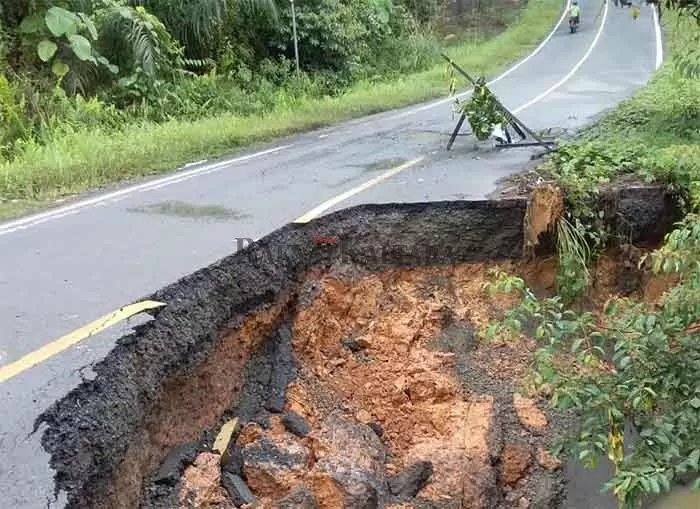AGAR BERHATI-HATI: Kondisi Jalan Poros Trans Kalimantan, di areal Desa Kujau, Kecamatan Betayau, Kabupaten Tana Tidung (KTT) longsor.