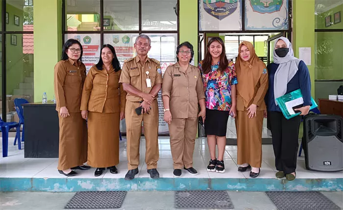 PELAKSANAAN PPDB: Tamara Moriska (tiga dari kanan) saat melakukan monitoring di SMAN 1 Nunukan terkait proses PPDB.