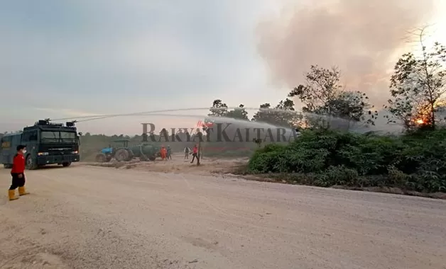 KARHUTLA MENDOMINASI: Petugas BPBD Kaltara saat melalukan pemadaman di salah satu titik karhutla beberapa waktu lalu.