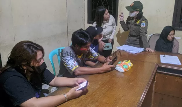 DILAKUKAN PENDATAAN: Penyidik Satpol PP Tarakan melakukan pemeriksaan dan mendata beberapa orang yang terjaring razia, Jumat (18/11).