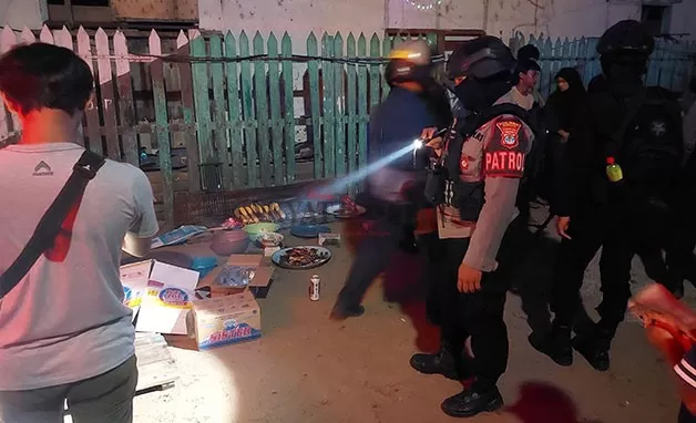 PATROLI MOTOR: Tim gabungan TNI/Polri saat melakukan patroli di tengah kerumunan masyarakat sebelum perayaan pergantian malam Tahun Baru 2023, Sabtu (31/12) lalu.