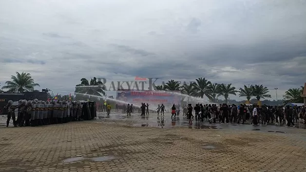 SIMULASI: Personel Polda Kaltara lakukan pengamanan Pemilu 2024 terhadap aksi massa yang mendatangi Kantor KPU Kaltara yang disimulasikan di Lapangan Agathis Tanjung Selor, Senin (9/1).