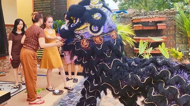 LESTARIKAN BUDAYA: Atraksi Barongsai yang mendatangi rumah warga Tionghoa menurut kepercayaan sebagai mengusir roh jahat.