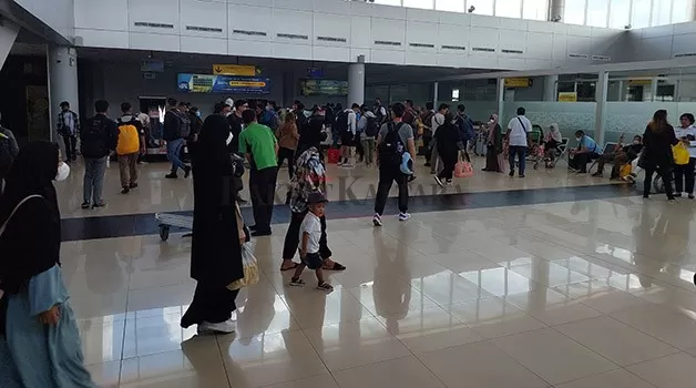 ARUS MUDIK: Masyarakat yang hendak mudik ke kampung halaman melalui Bandara Juwata Tarakan, beberapa waktu lalu.