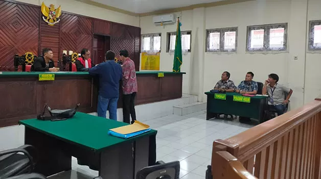 SERAHKAN BUKTI: Kuasa hukum pemohon dan termohon serahkan bukti ke hakim tunggal pada sidang praperadilan kepemilikan speedboat, Kamis (15/6).