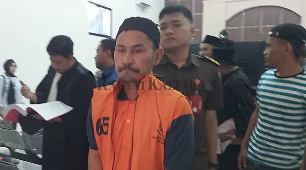 KAYU ILEGAL: Terdakwa Ami saat dibawa ke ruang tahanan usai jalani persidangan dengan agenda mendengarkan keterangan saksi, Selasa (20/6).