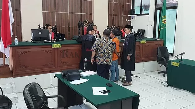 TUNJUKKAN BUKTI: JPU menunjukan barang bukti sebuah foto berupa kayu bersama saksi dan terdakwa di hadapan Majelis Hakim Pengadilan Negeri Tarakan, Kamis (22/6).